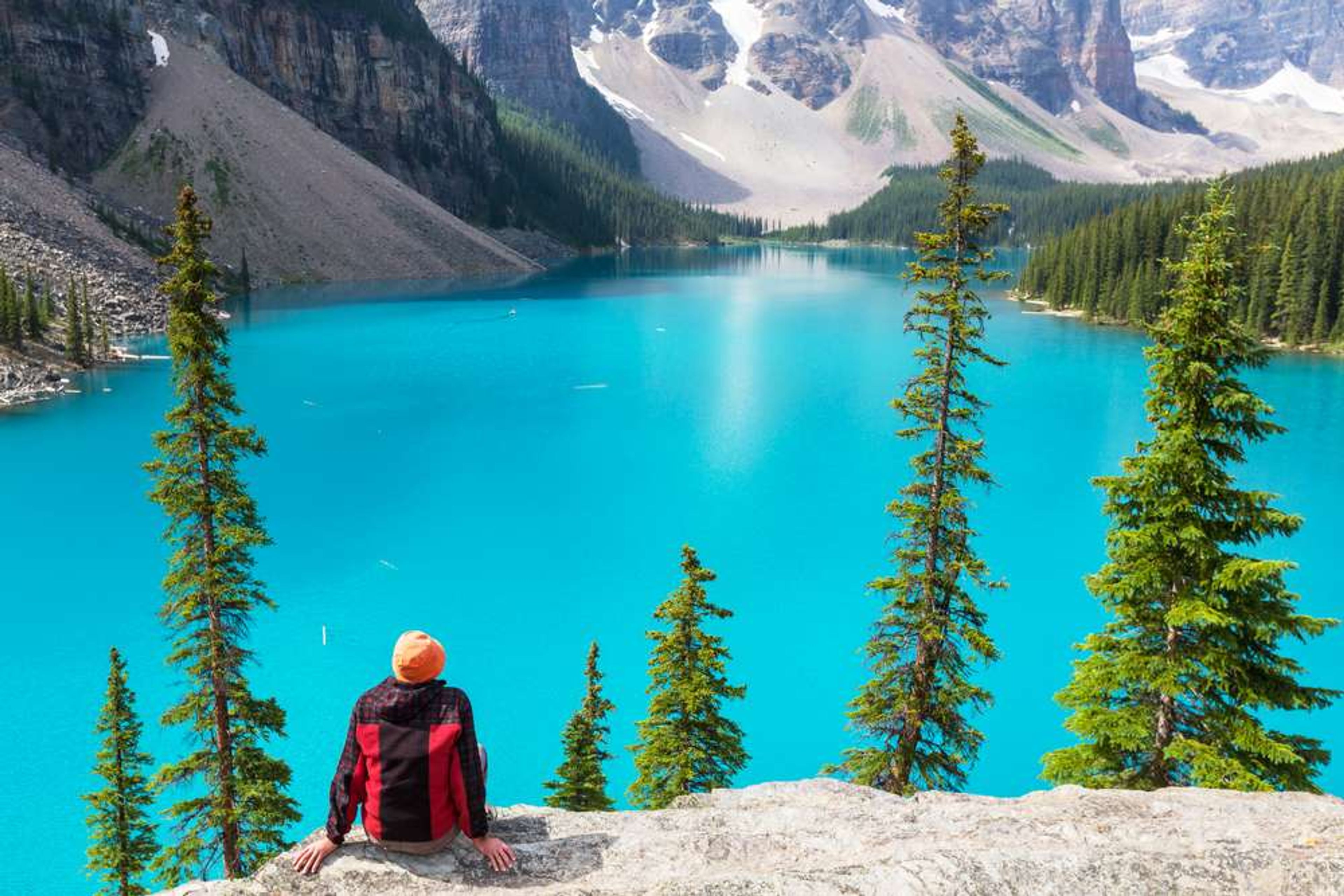 Canada Alberta Banff National park Moraine lake man met muts