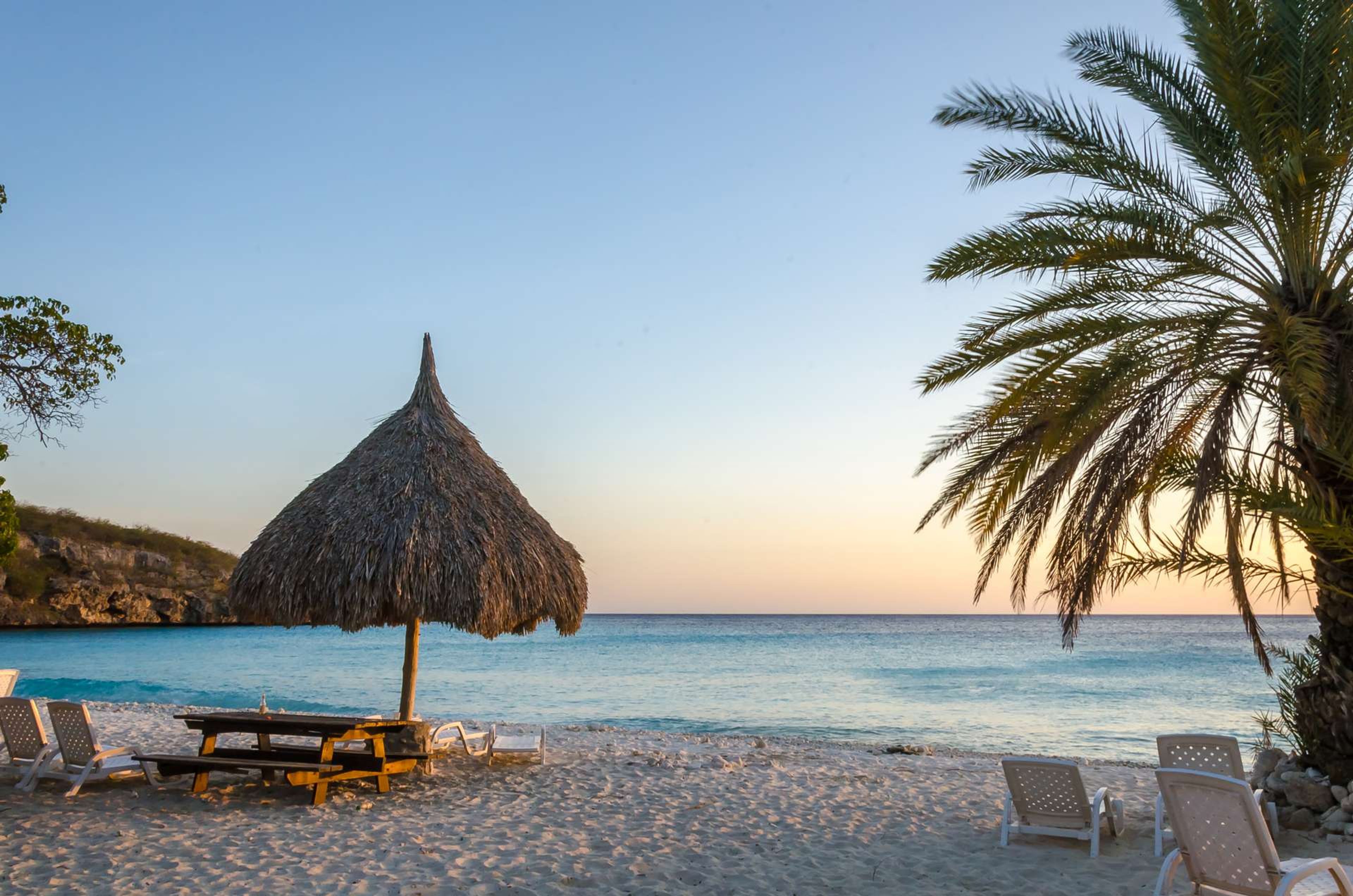 Curaçao strand met zonsondergang