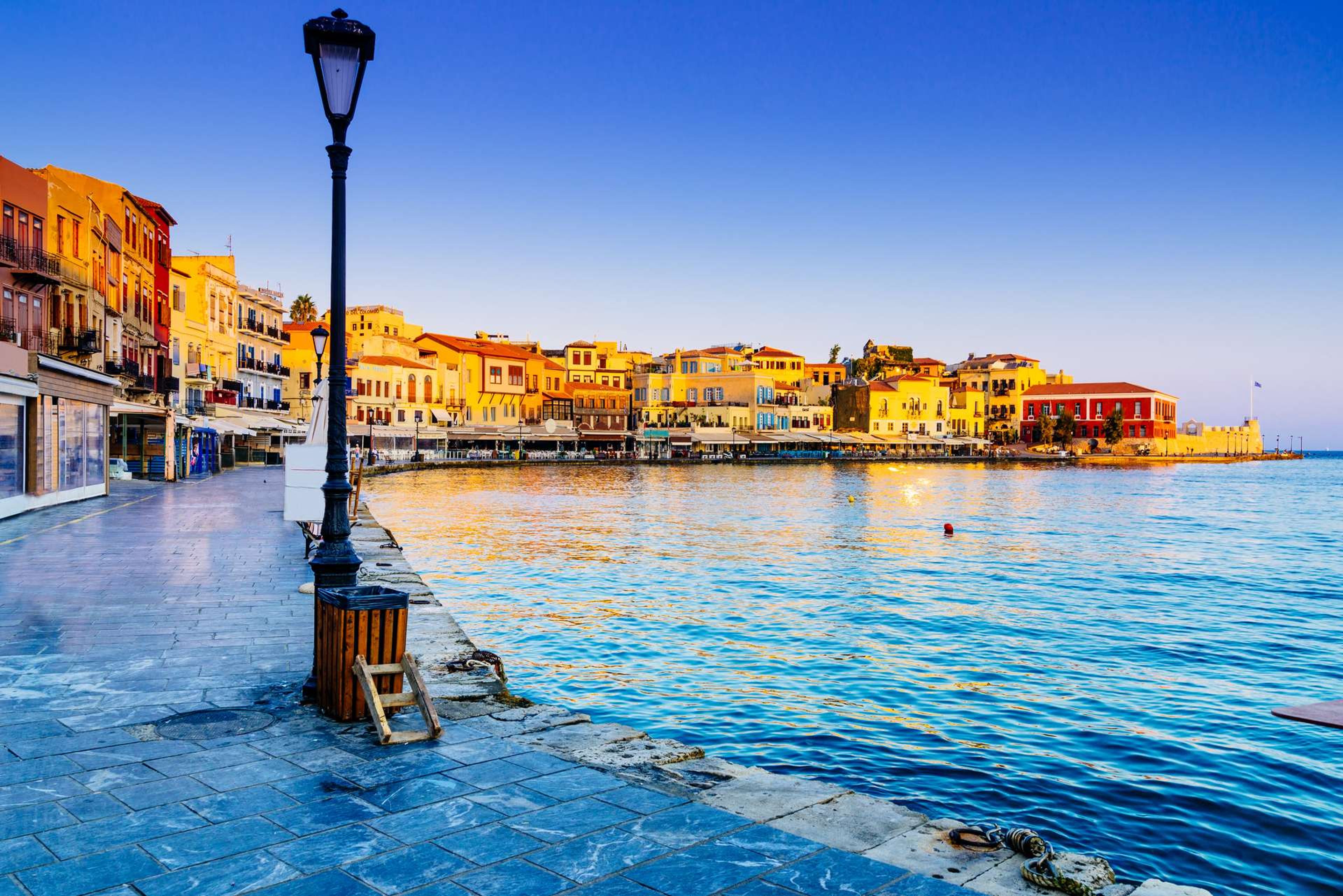 Griekenland Kreta Chania street in harbor at sunrise