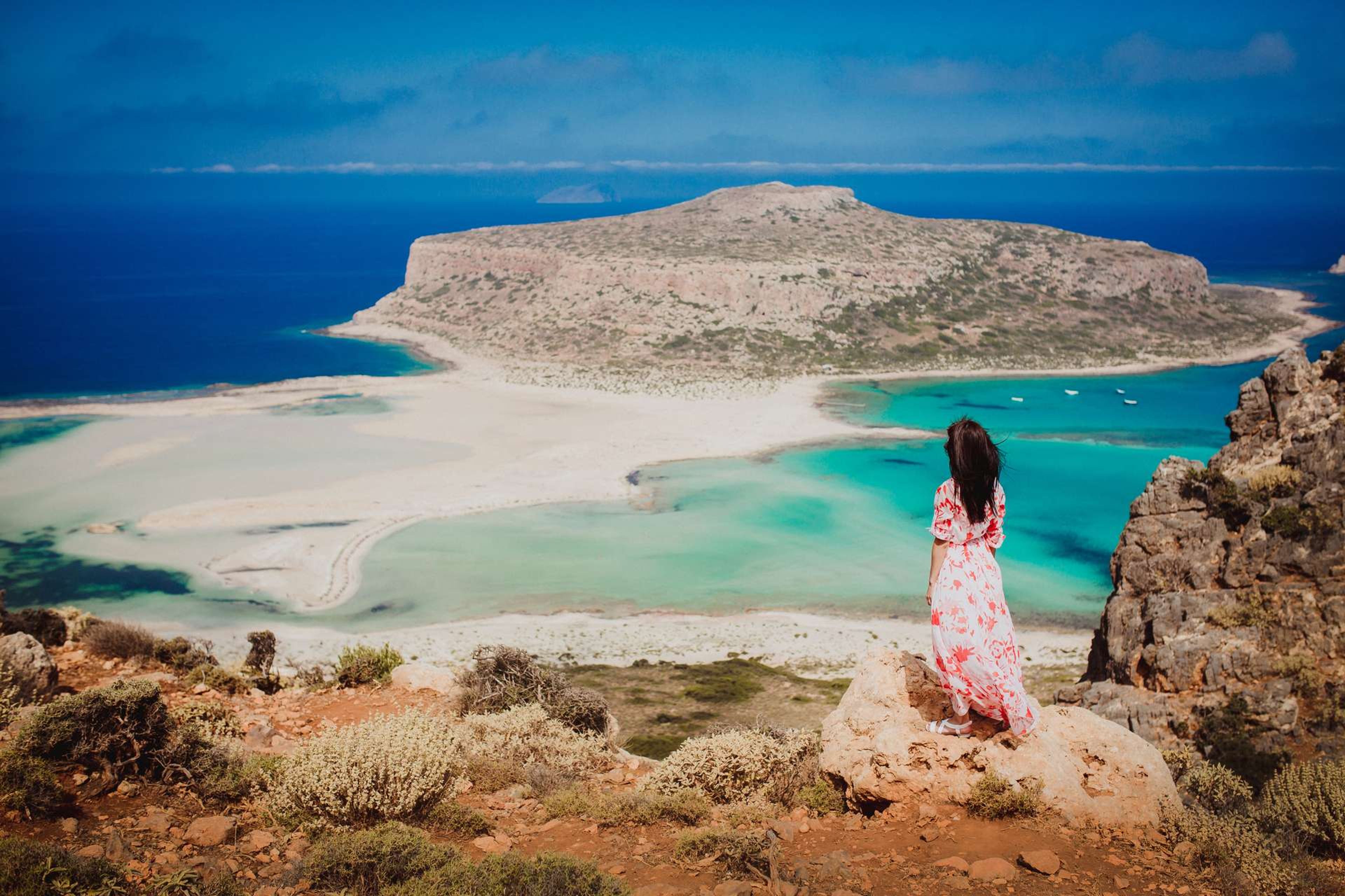 Griekenland Kreta Vrouw kijkt over zee