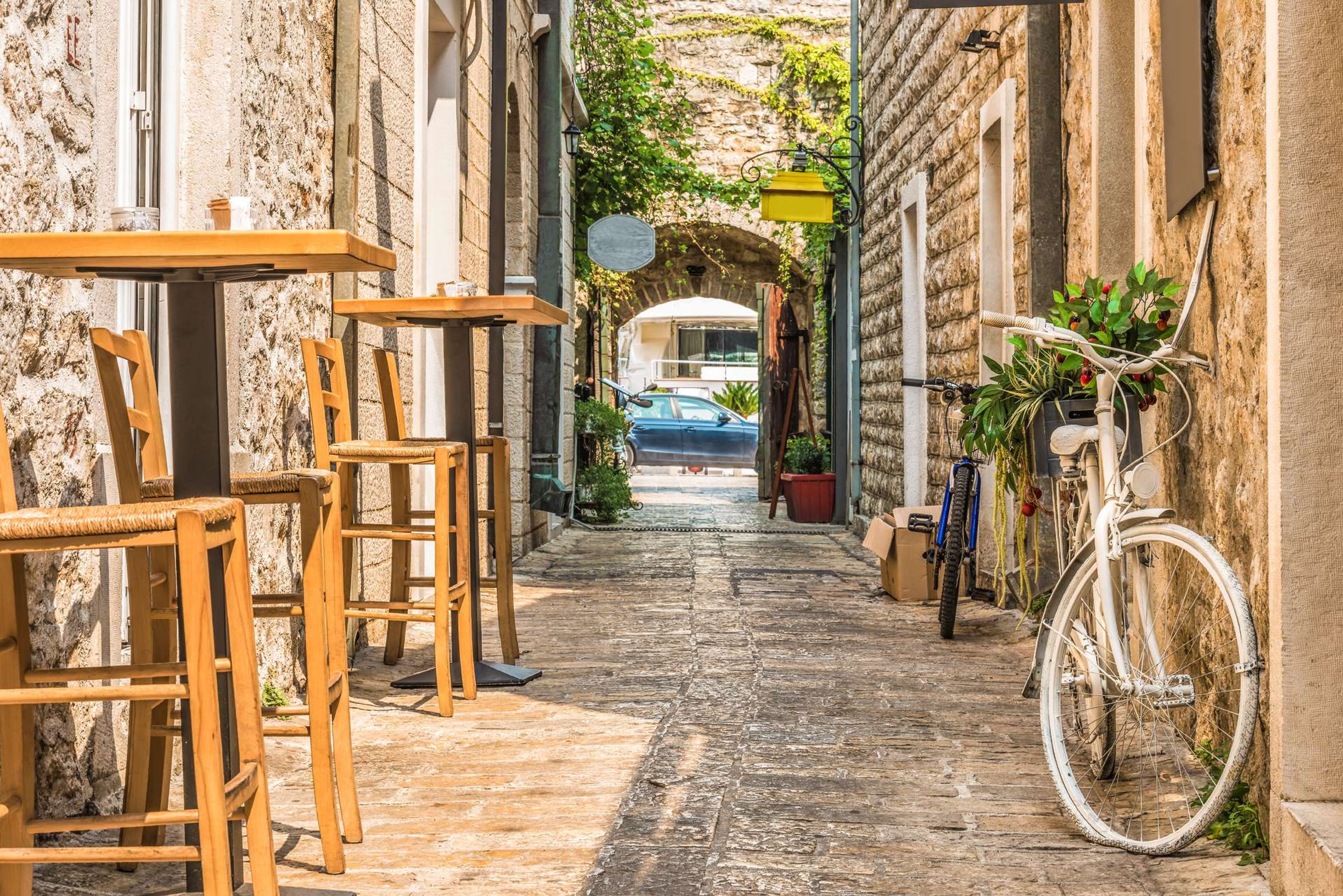 Montenegro Budva terras met fiets