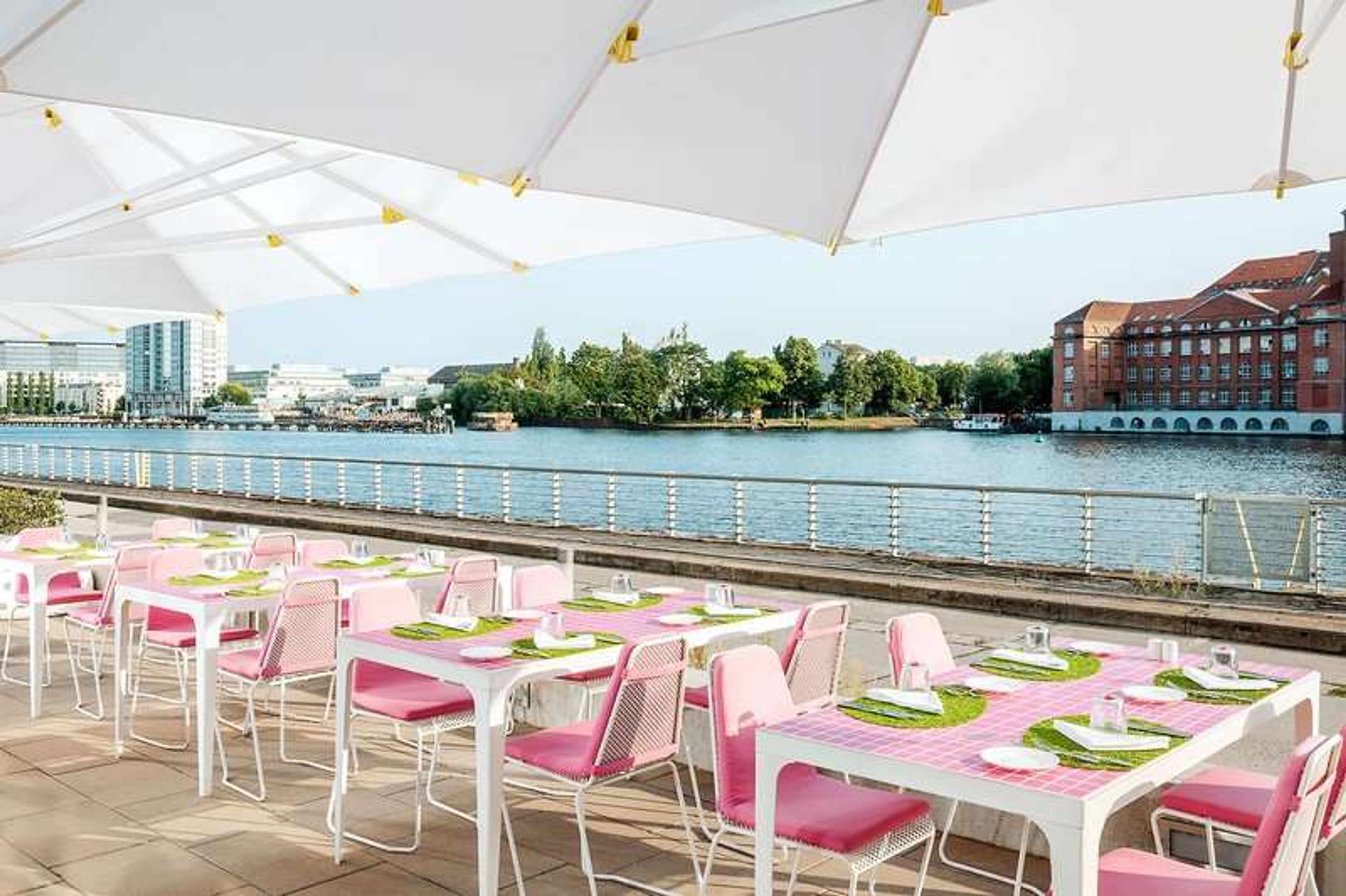 Nh Nhow Berlin terras met mooi weer