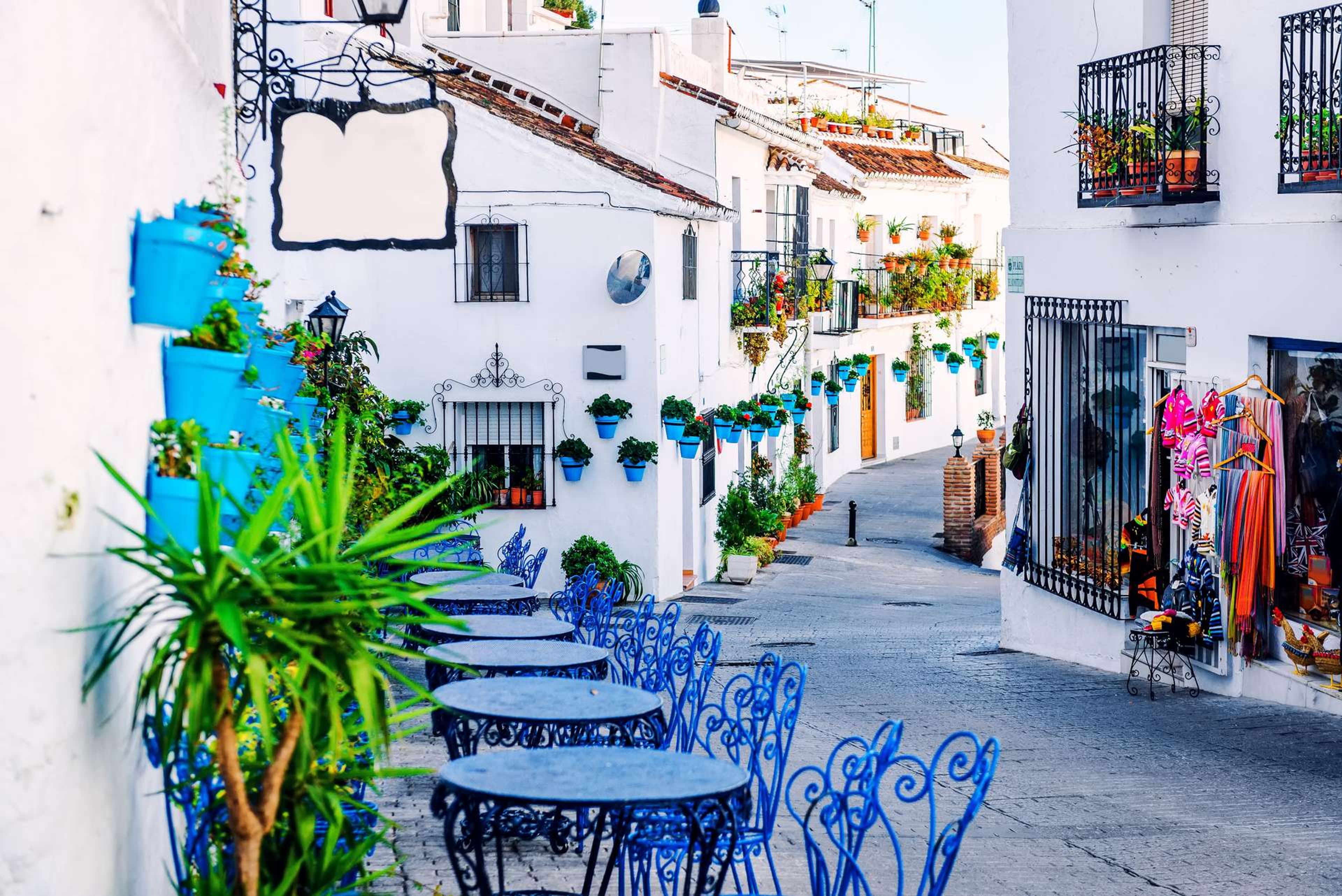 Spanje Andalusië straatje met witte huisjes