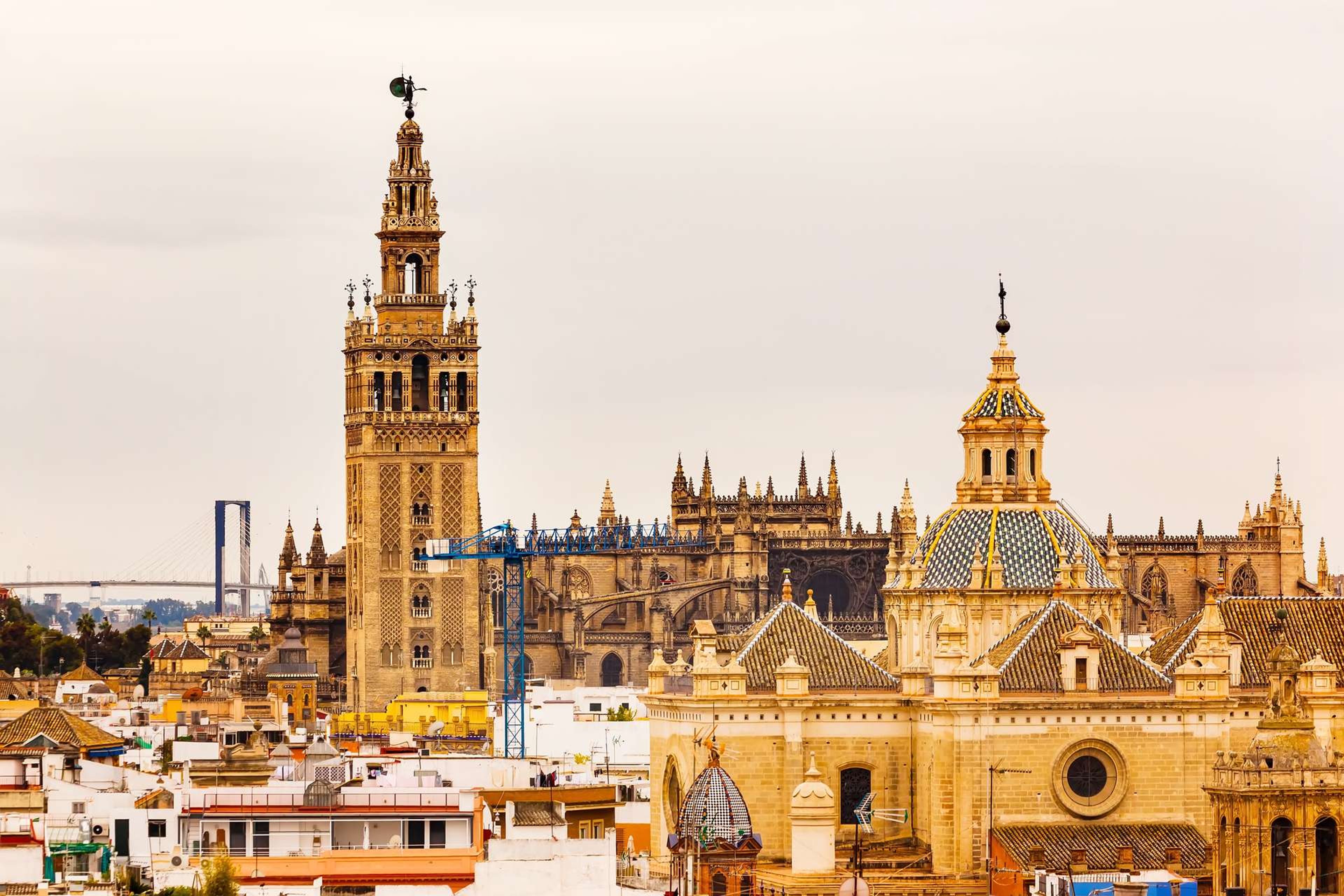 Spanje Sevilla Giralda Spire Bell Tower Seville Cathedra, Cathedral of Saint Mary of the See Church of El Salvador