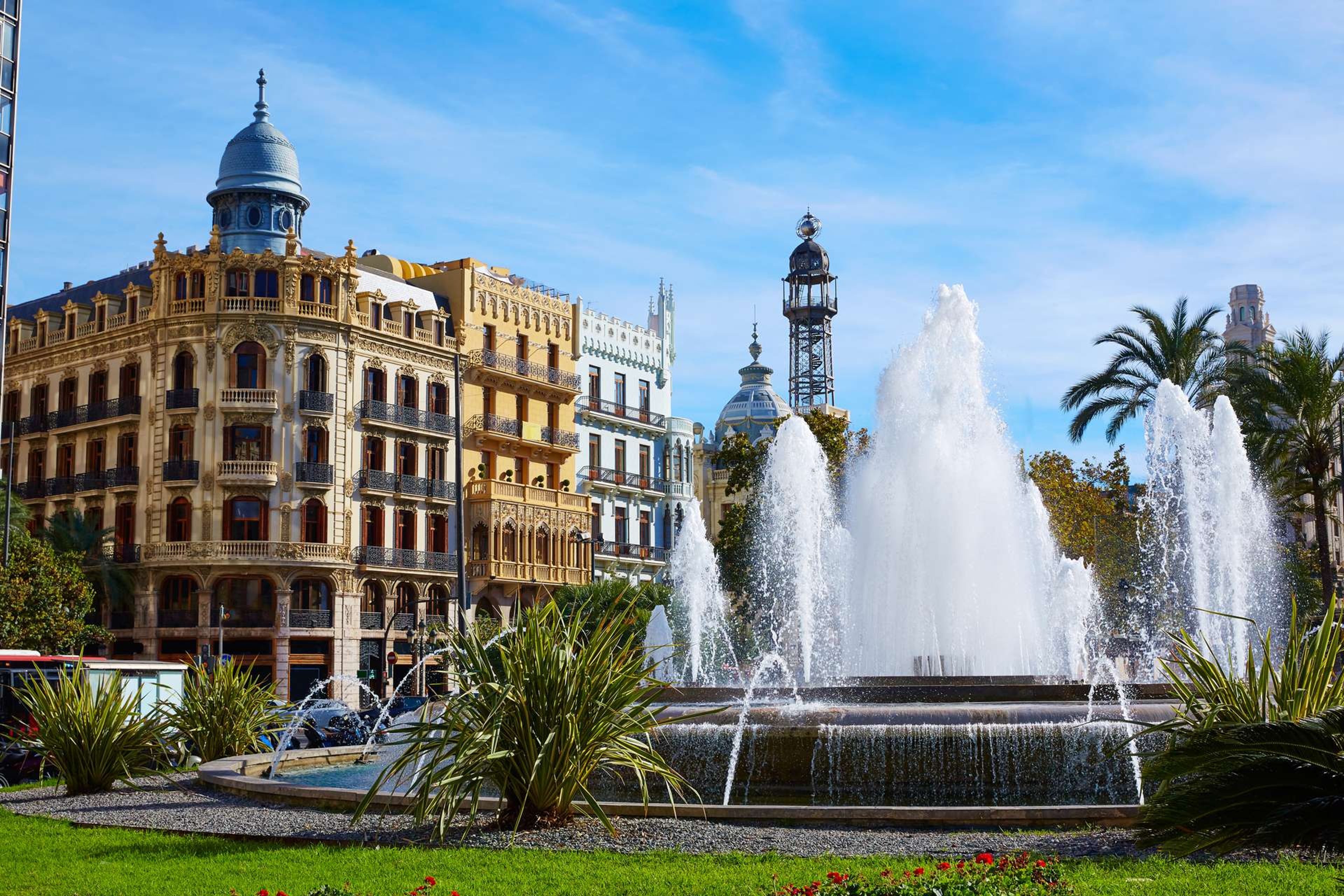 Spanje Valencia Ayuntamiento square Casa Ferrer and Noguera buildings