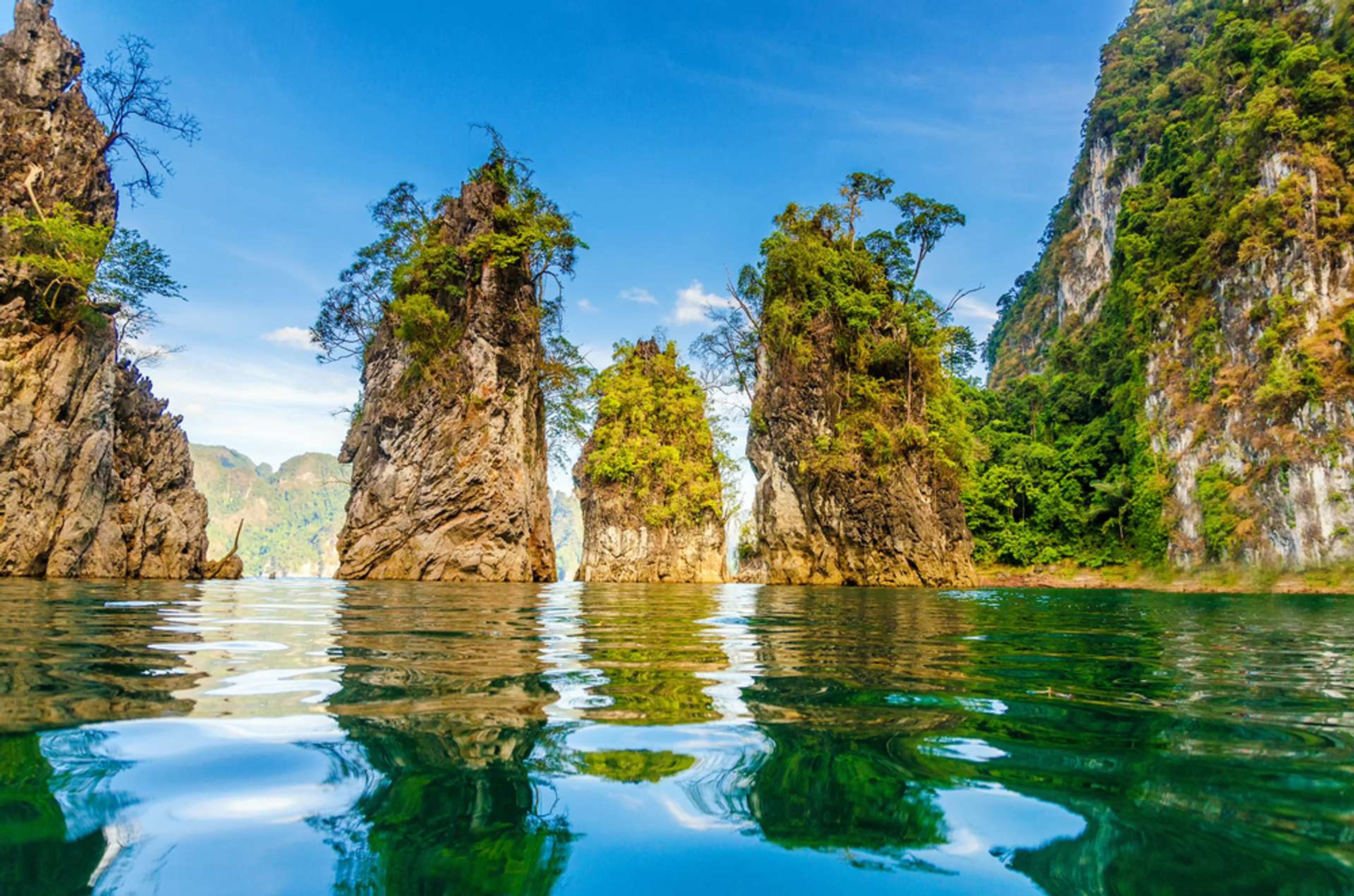 Thailand Khao Sok Meer met rotsen