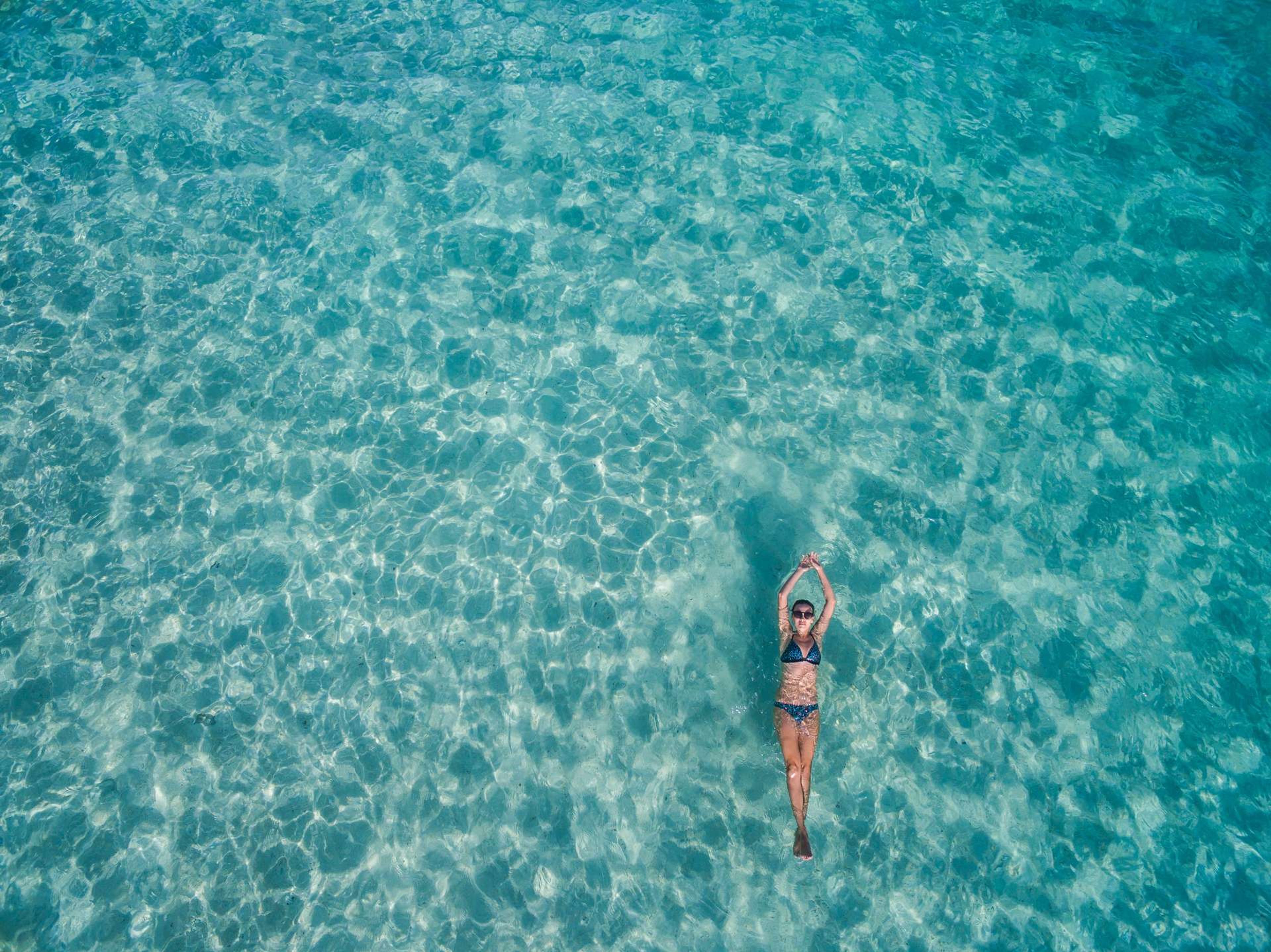 Thailand Phuket Khai Nok island vrouw in water