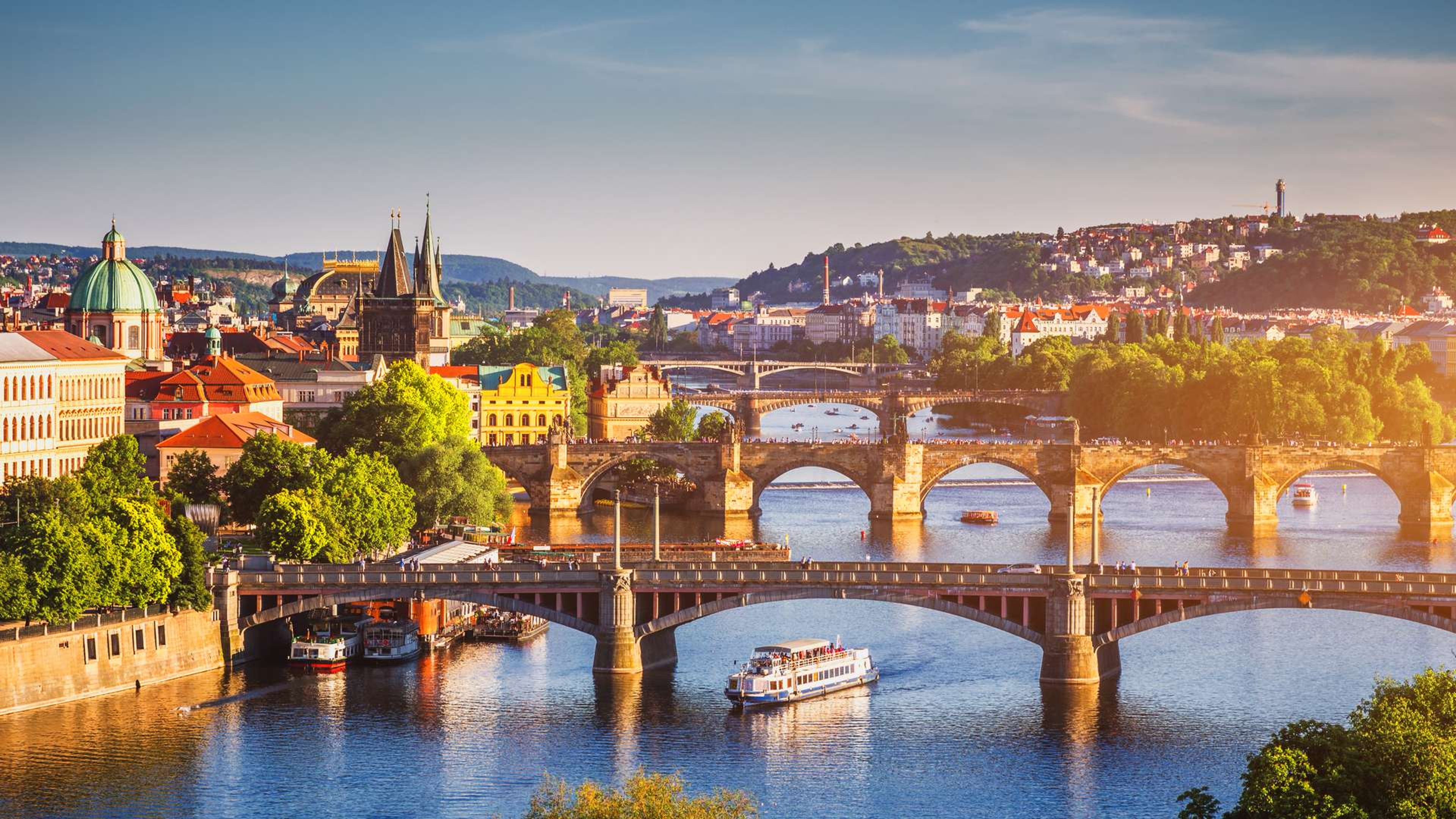 Tsjechië Praag Charles Bridge over Vltava river