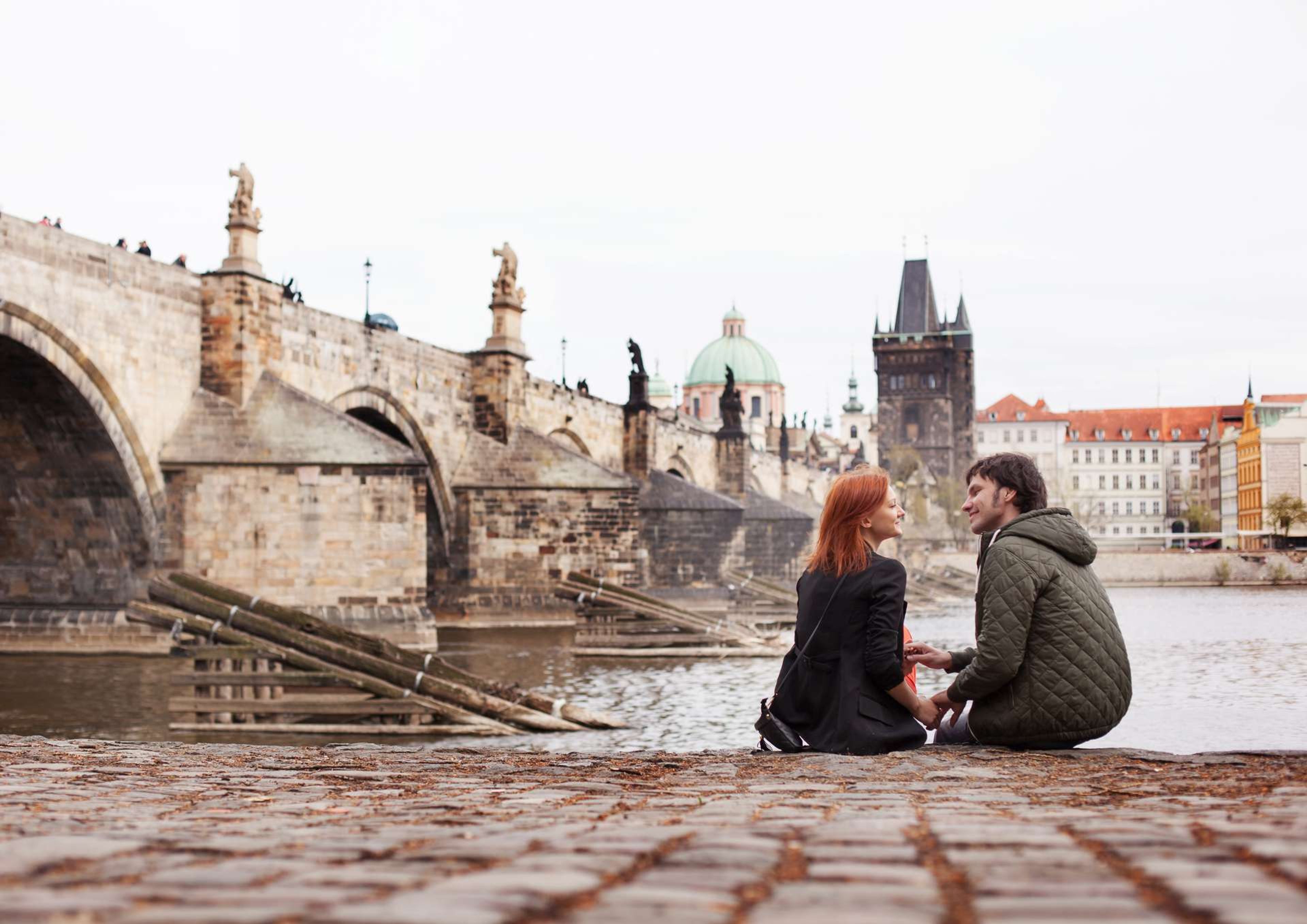 Tsjechië Praag stelletje aan het water