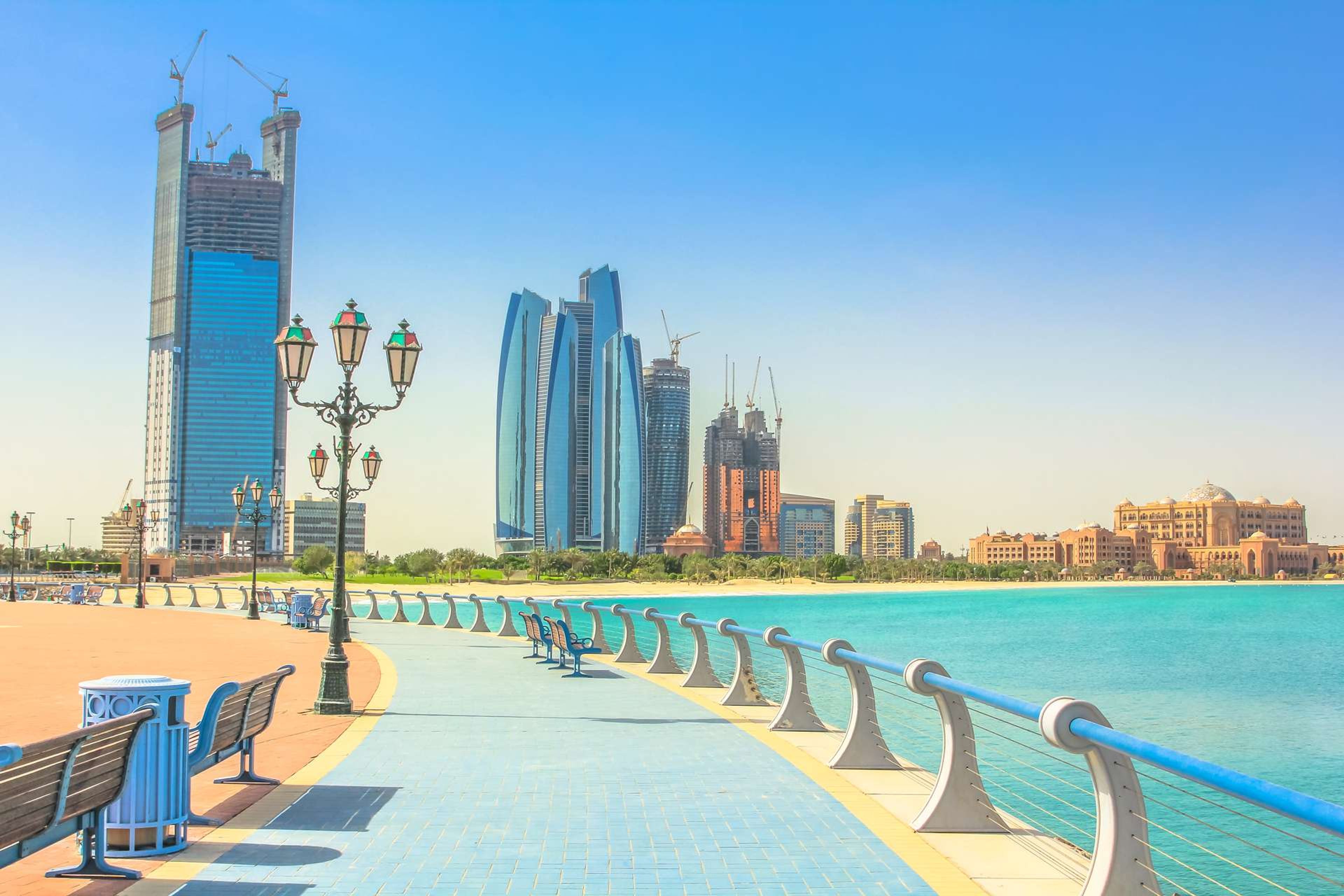 Verenigde Arabische Emiraten Abu Dhabi Dhabi skyline from cycle paths of Corniche